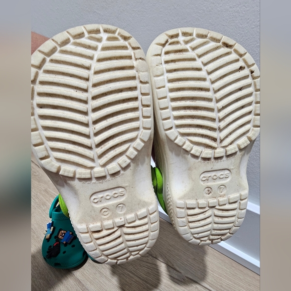 CROCS Kid's Classic Glow Alien Clog/Zuecos Classic Green Size 6 and 7 - Picture 4 of 16